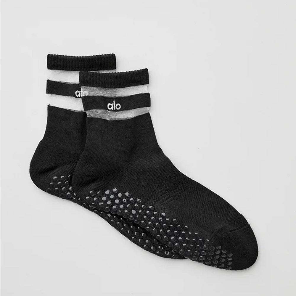 ALO Yoga Black pulse Grip Socks